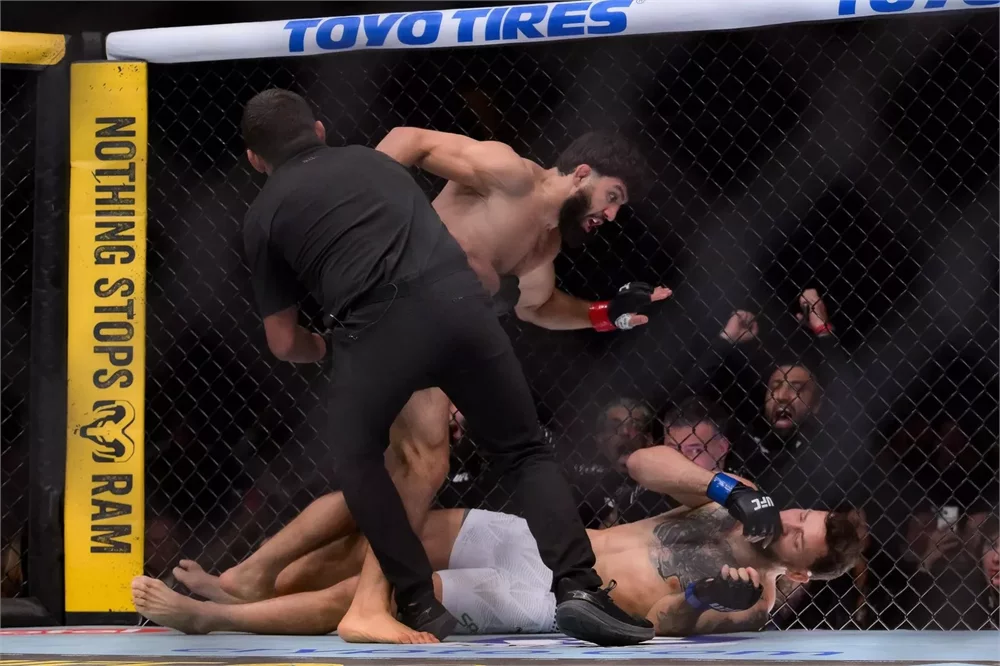 Tsarukyan zničil Ruffyho ďábelskými lokty. Hvězdy UFC se mu klaní